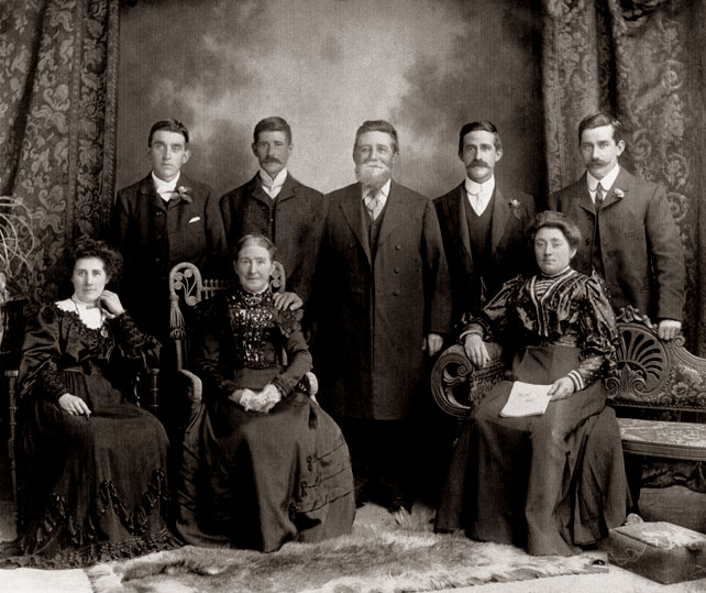 1/6 - Familjen Jackman. Fotot taget omkring sekelskiftet 1900.